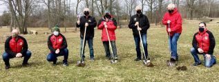 Pic Standing, with shovels, Deputy-Mayor Leonard (holding pic of Tim Laprade, Recreation Director), a member of the South Frontenac Stocksport club, Mayor Vandewal, & Councillor Revill. Flanking them are other Stocksport Club members.